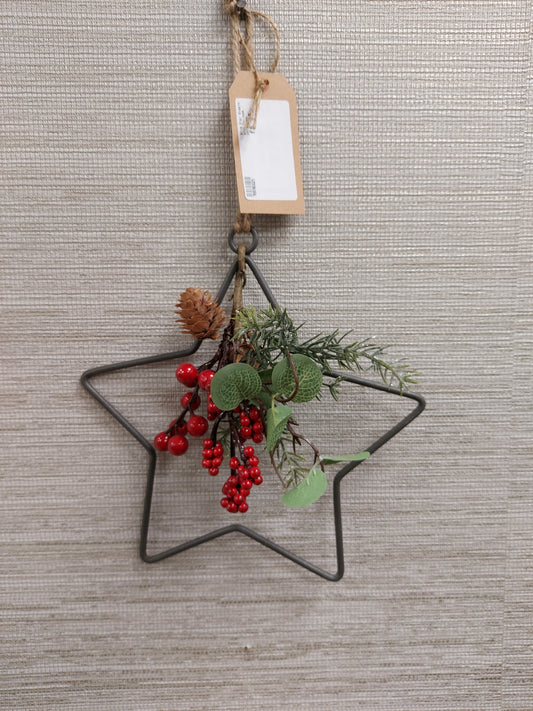 Wire Star Wreath With Red Berries
