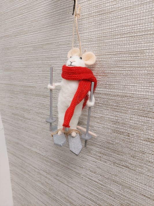 Skiing mouse felt
